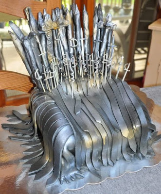 Ths cake looks like the iron throne
