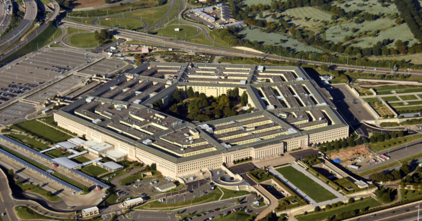 Is the Pentagon hiding UFO crafts? Schumer's new UAP bill would seek to know the truth. (Canva)